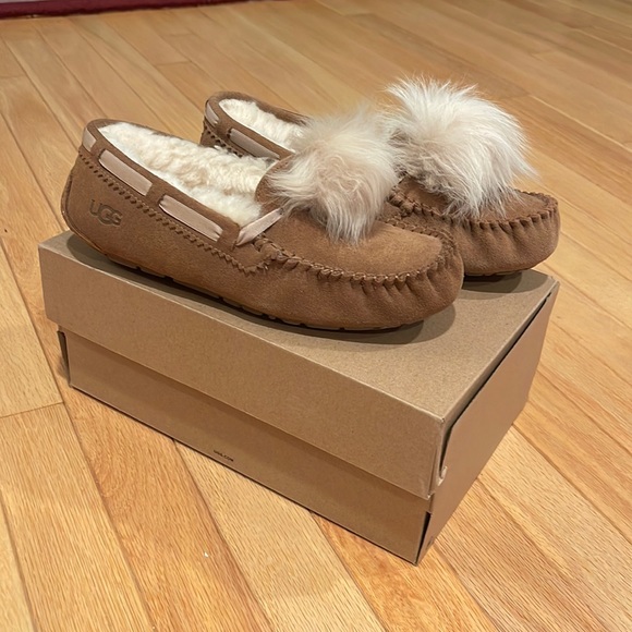 UGG Shoes - 🆕🏷️ Women’s Ugg Dakota Pom Pom Slipper Chestnut Color - Size 6